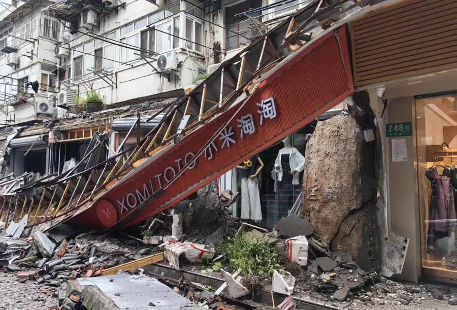 上海一商业街突发门头连片坍塌，当地通报