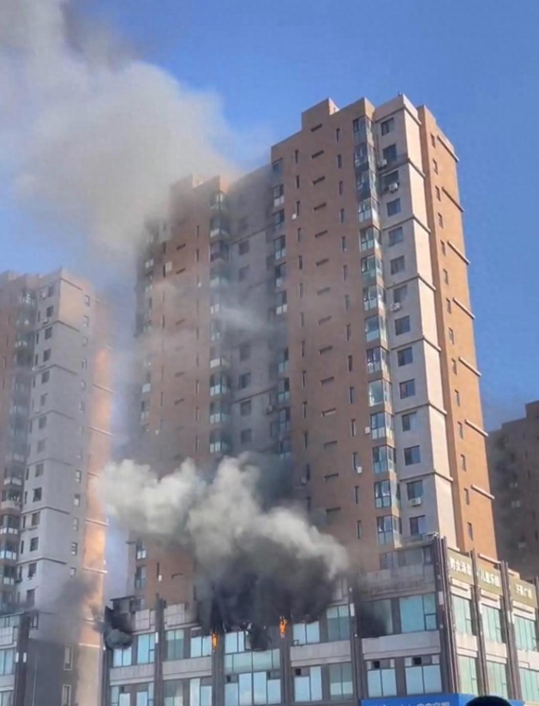大连一小区起火，楼栋冒出浓烟 社区工作人员：无人员伤亡，事故原因还在调查