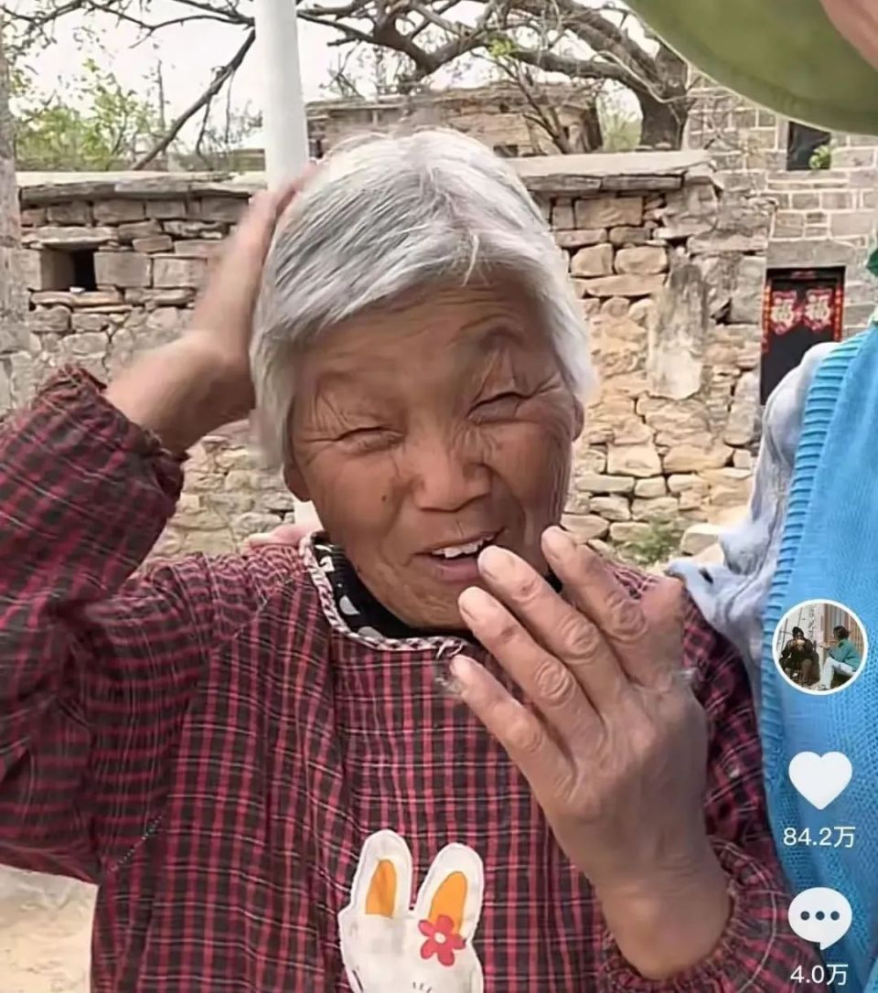河南27岁女孩乡村卖货成百万粉丝网红，不少网友通过她的镜头看到家乡亲人
