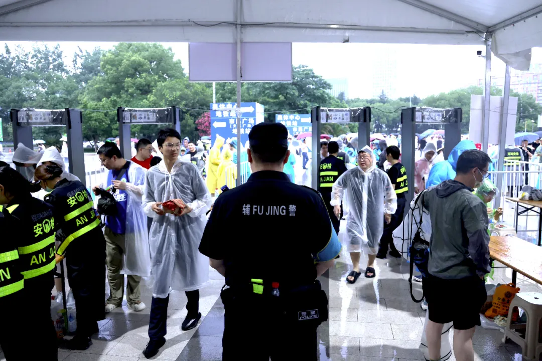 江苏警方通报，105名“苏超”“黄牛”落网