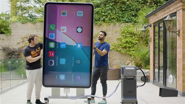 大神真敢想！用i9+6950 XT打造全球最大iPhone：手电筒比车灯还亮