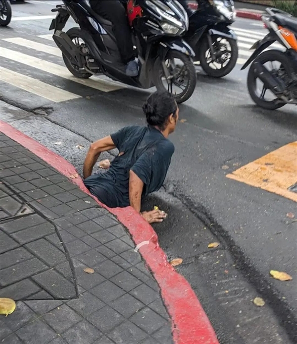 菲律宾下水道爬出一女子 笑容诡异走红网络！有机构欲邀请做代言