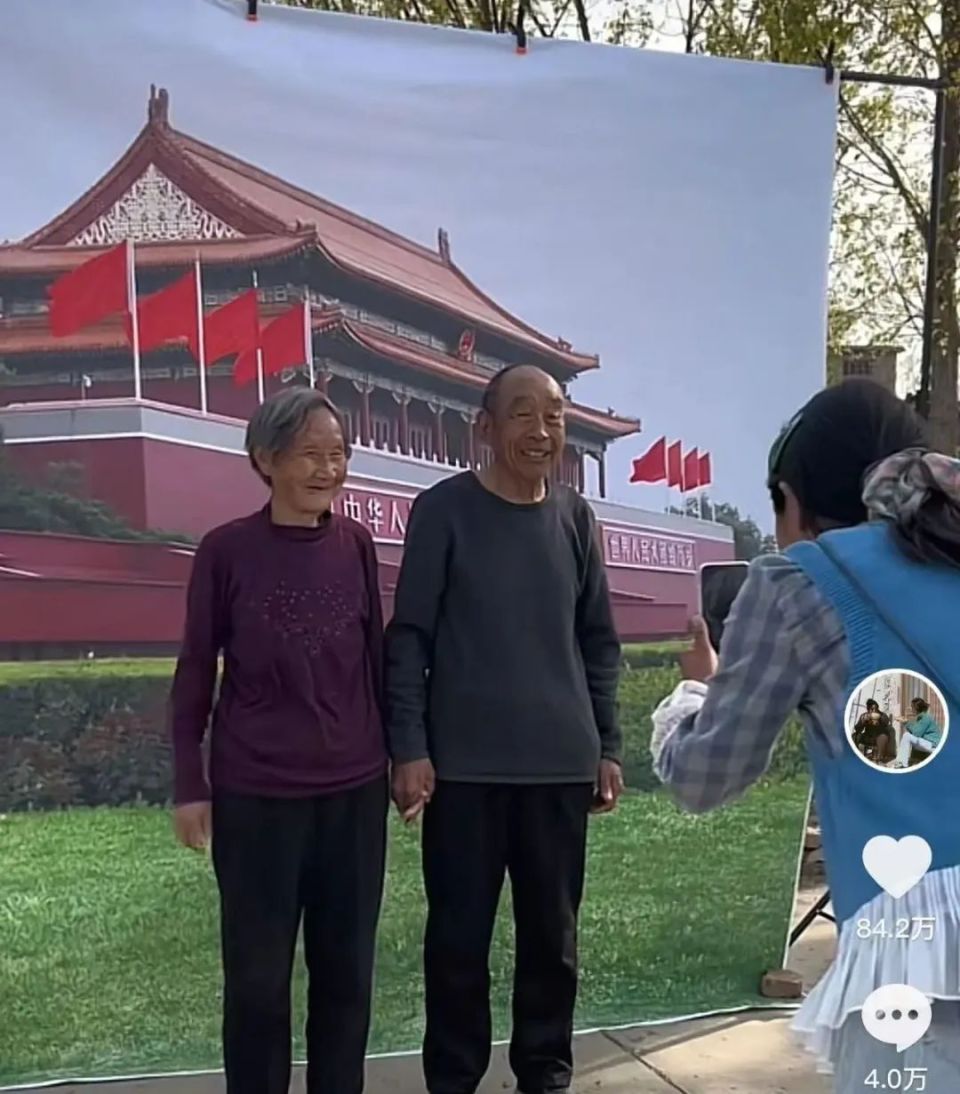 河南27岁女孩乡村卖货成百万粉丝网红，不少网友通过她的镜头看到家乡亲人