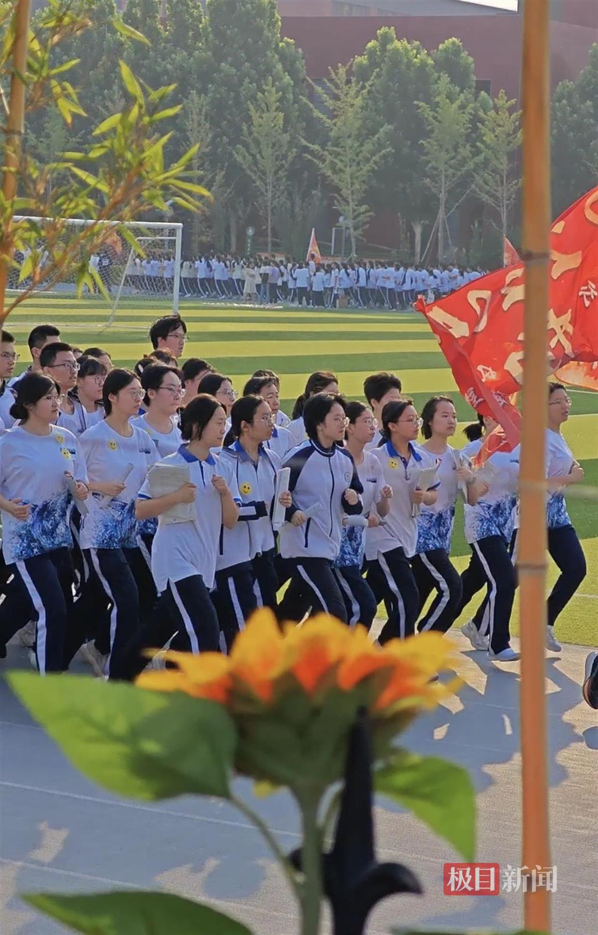 衡水中学高三学生高考期间坚持晨跑，有家长为看到孩子用上望远镜