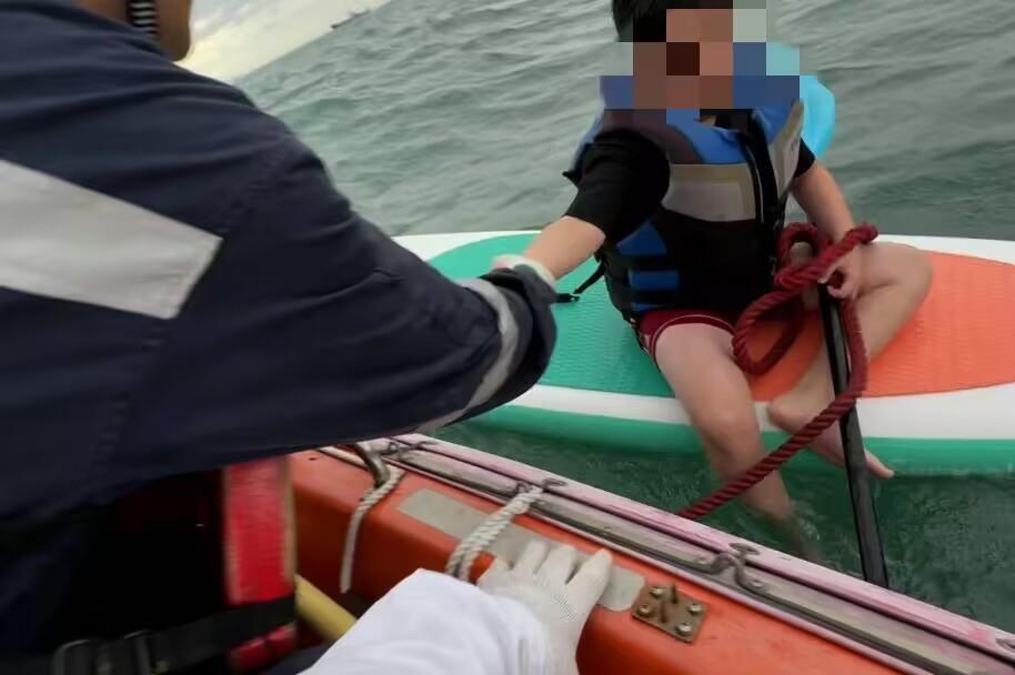 10岁男童台风天海中划桨板，漂流5小时后获救被送上岸回家