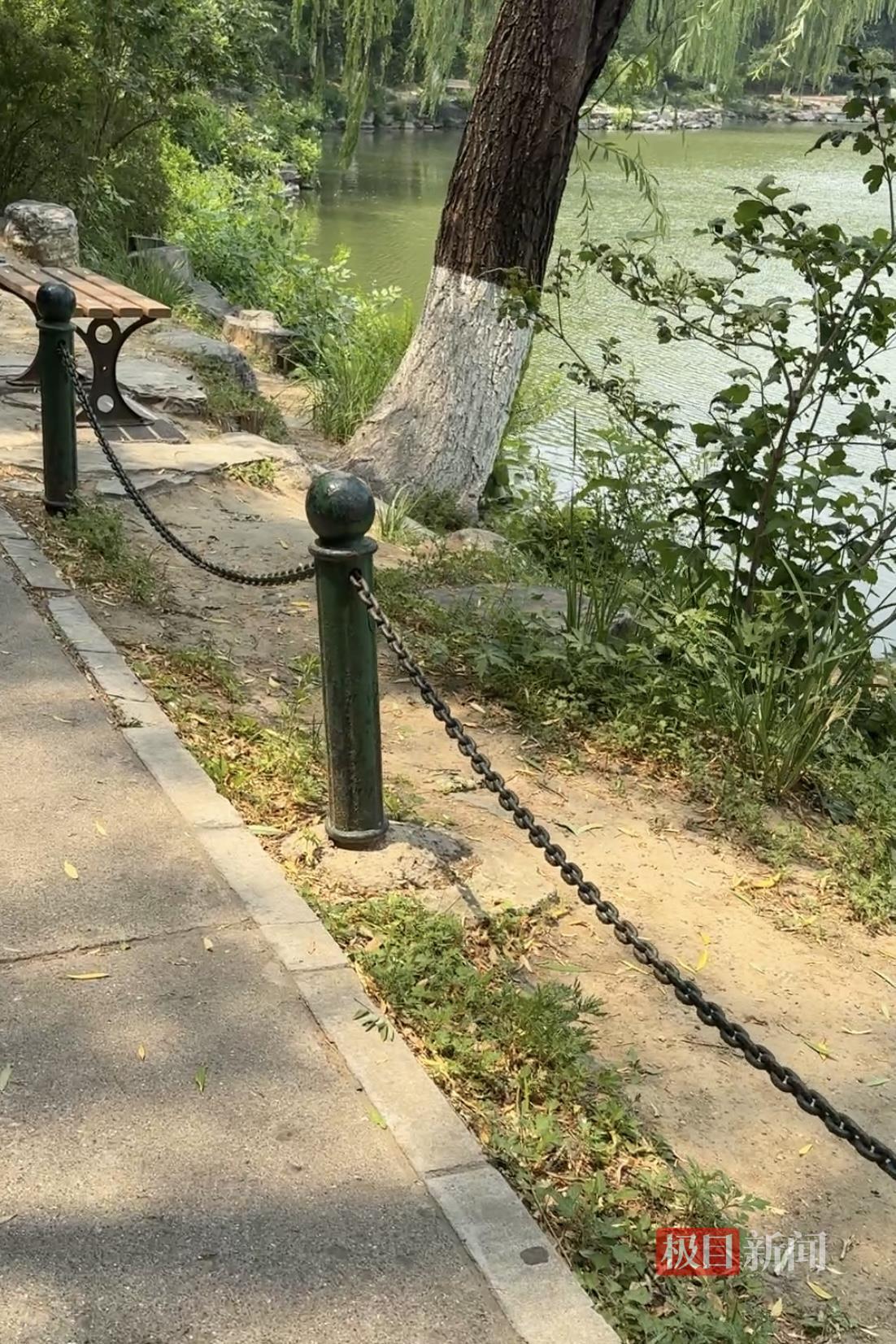 记者实探北大未名湖：部分区域设防护链，保安称取水取土“绝对不允许”