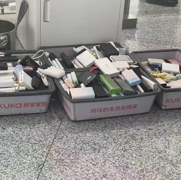 极目锐评丨用也没法用，退又退不了！充电宝“塌房”不能让消费者扛下所有