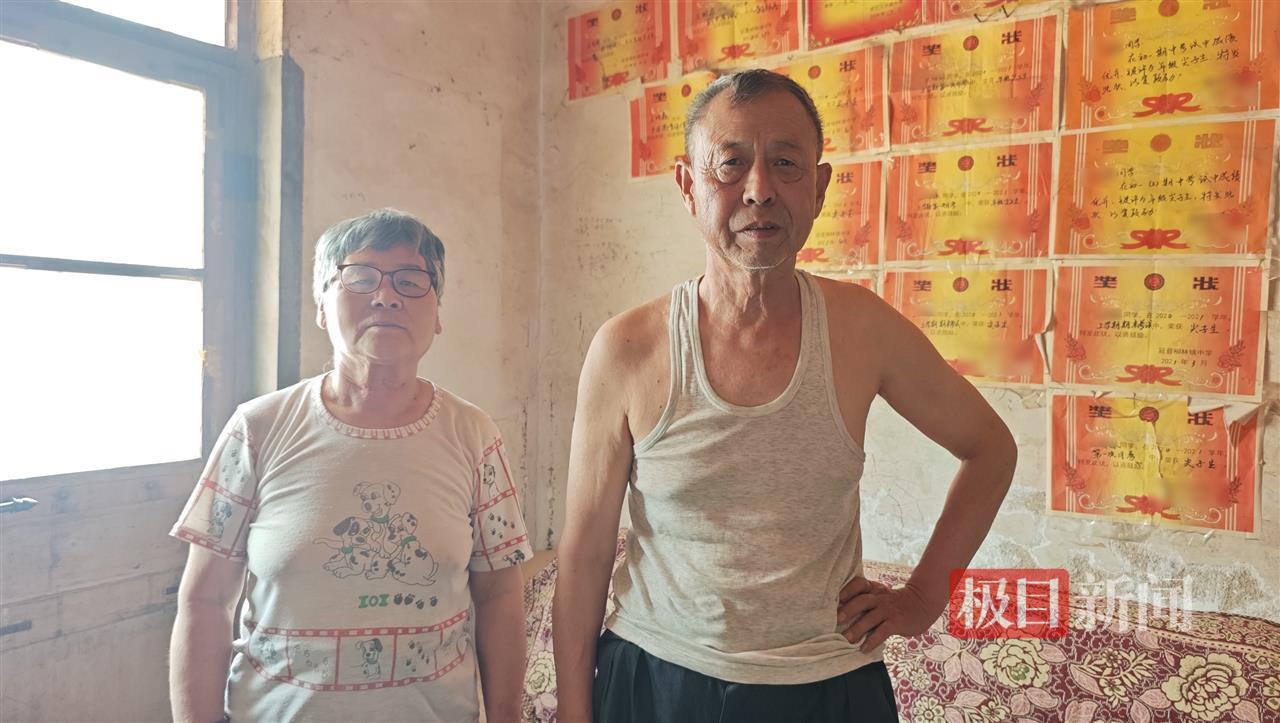 考场外跪谢爷爷的双胞胎兄弟高考成绩出炉，均超山东一段线，爷爷：孩子正选择院校，后续将申请助学贷款