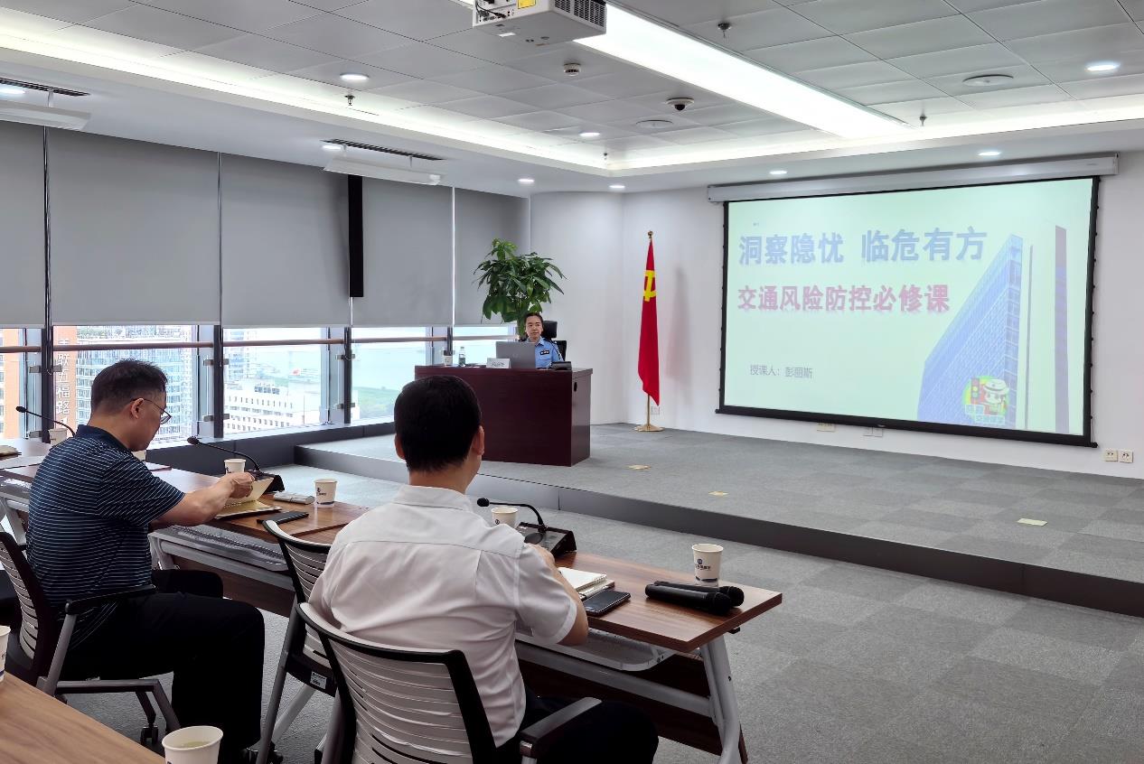 “辅助驾驶”万无一失吗？无接触事故是不是事故？“丽斯交通课堂”进企业送安全课