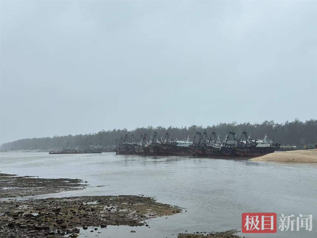 台风“蝴蝶”在广东雷州二次登陆：全省累计转移超9万人，湛江五条高速封闭，多座跨海大桥管控