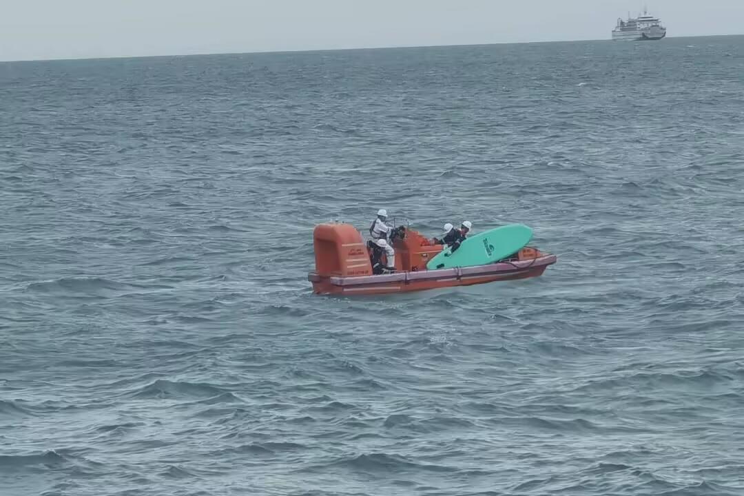 10岁男童台风天海中划桨板，漂流5小时后获救被送上岸回家