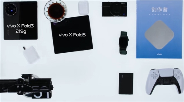 真·轻到起飞！vivo X Fold5实测被风扇吹飞 老款219g纹丝不动