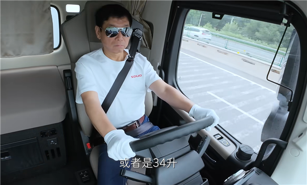 魏建军亲自开长城重卡半挂运货：全车1050匹马力 油耗仅24L/100km