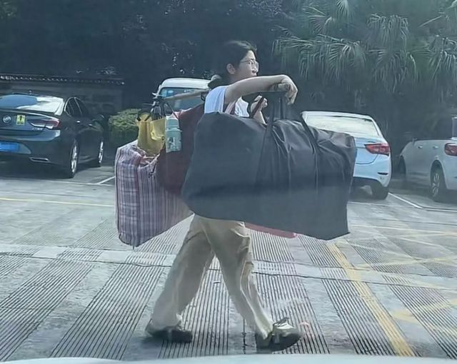 全网追的“扁担女孩”，找了一份暑假工，时薪12元