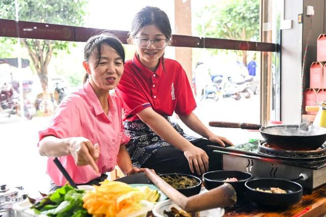 全网追的“扁担女孩”，找了一份暑假工，时薪12元