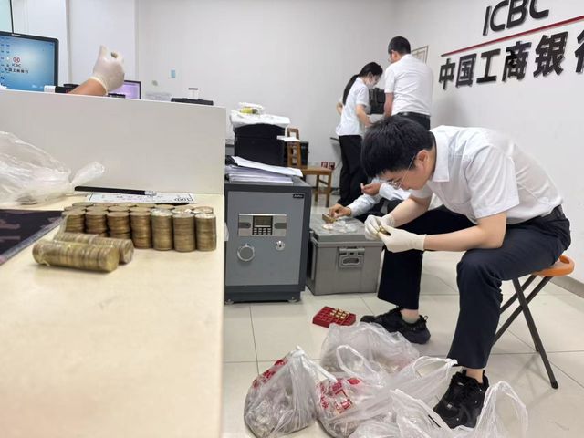 工行潢川支行：万枚硬币指尖过 金融为民记心头