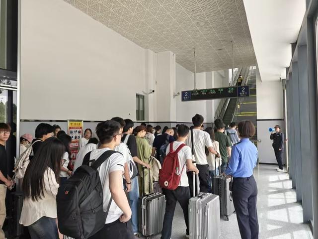一键扫码进站 6月23日起中铁银通卡出行服务再升级