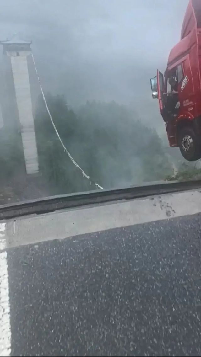 贵州一大桥垮塌，货车惊险悬空，官方通报来了