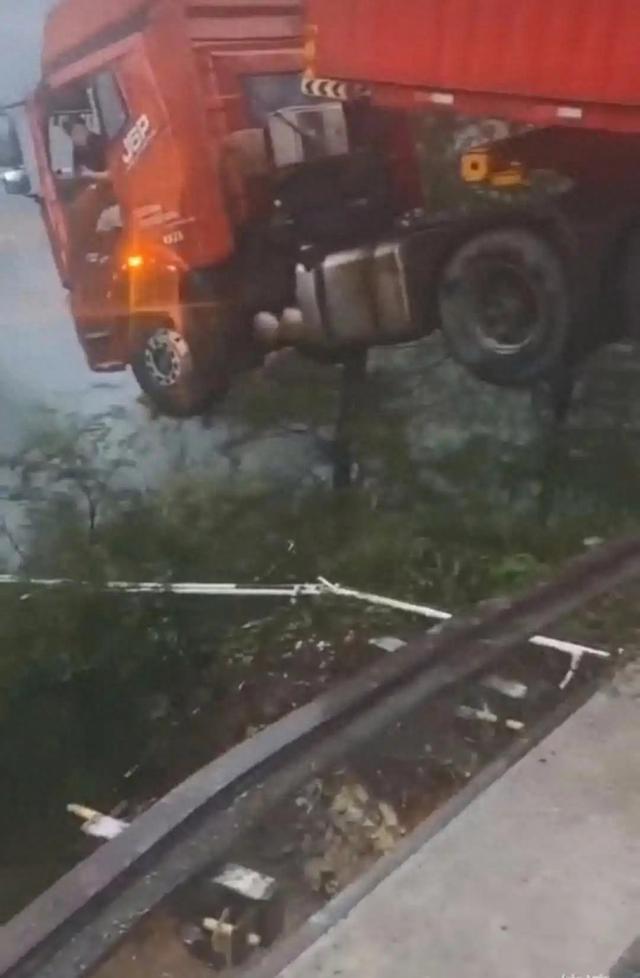生死营救！贵州高速桥垮塌 卡车司机悬空9分钟最终获救