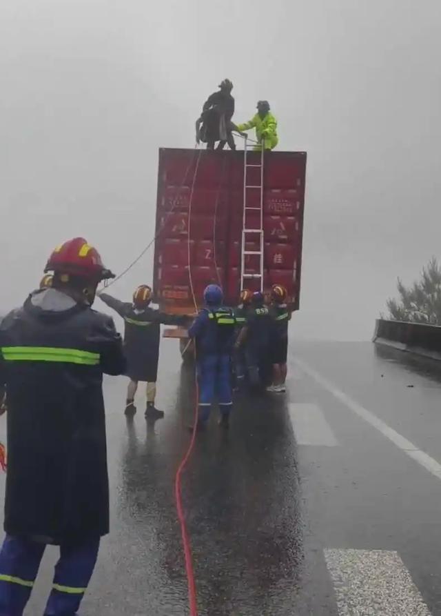 生死营救！贵州高速桥垮塌 卡车司机悬空9分钟最终获救