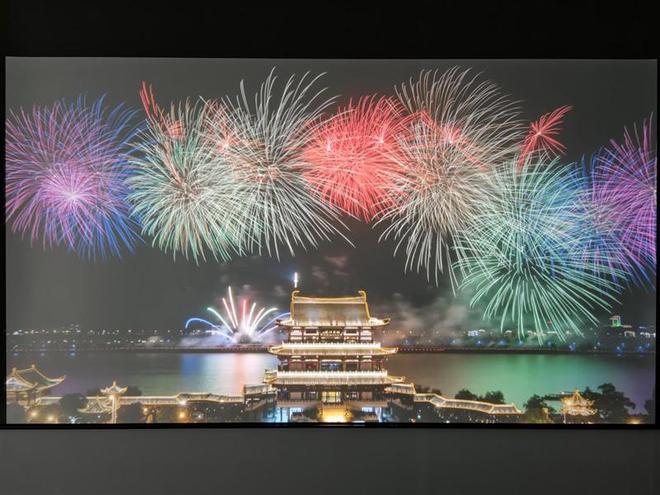 Z世代租房党的快乐密码！哈趣H3评测：做年轻人买得起的百元投影仪