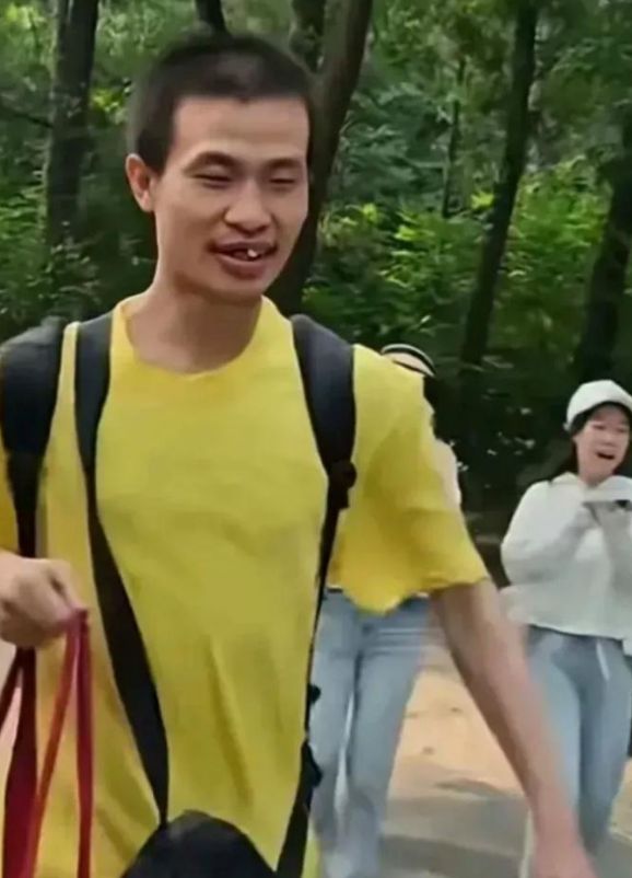 北大韦神开通账号，4 秒视频引关注，门牙缺失成谜？