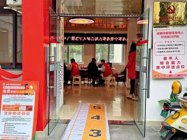 马桶装在客厅中间，图啥？