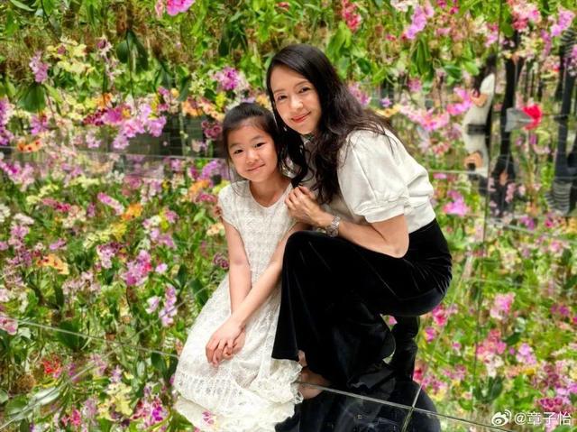 章子怡六一节出游晒女儿儿子,女儿醒醒正脸出镜儿子负责拍照