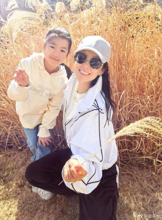 章子怡六一节出游晒女儿儿子,女儿醒醒正脸出镜儿子负责拍照