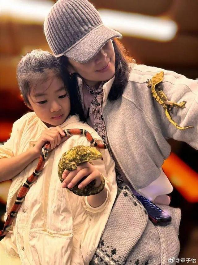 章子怡六一节出游晒女儿儿子,女儿醒醒正脸出镜儿子负责拍照