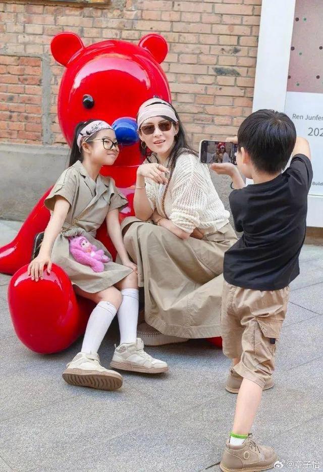 章子怡六一节出游晒女儿儿子,女儿醒醒正脸出镜儿子负责拍照