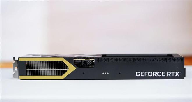 影驰RTX 5060魔刃显卡评测：SFF-Ready甜点 小型机箱也有不错的游戏性能