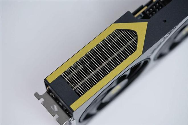 影驰RTX 5060魔刃显卡评测：SFF-Ready甜点 小型机箱也有不错的游戏性能
