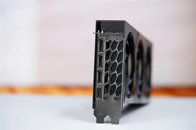 影驰RTX 5060魔刃显卡评测：SFF-Ready甜点 小型机箱也有不错的游戏性能