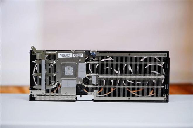 影驰RTX 5060魔刃显卡评测：SFF-Ready甜点 小型机箱也有不错的游戏性能