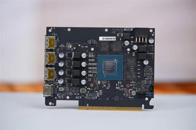 影驰RTX 5060魔刃显卡评测：SFF-Ready甜点 小型机箱也有不错的游戏性能