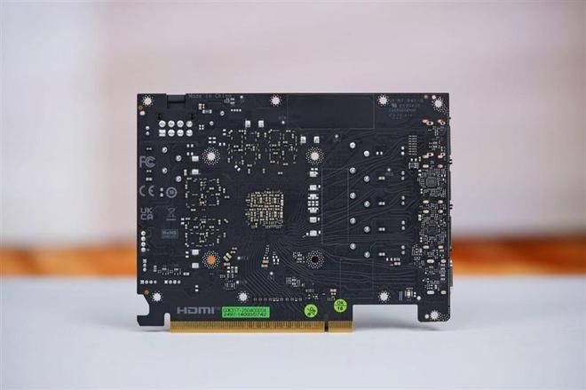 影驰RTX 5060魔刃显卡评测：SFF-Ready甜点 小型机箱也有不错的游戏性能