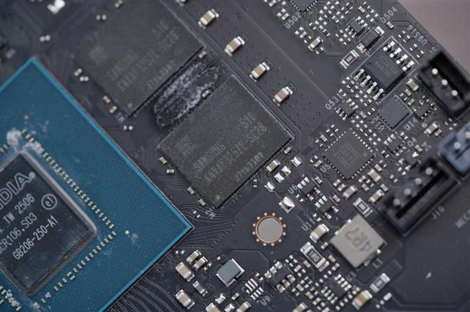 影驰RTX 5060魔刃显卡评测：SFF-Ready甜点 小型机箱也有不错的游戏性能