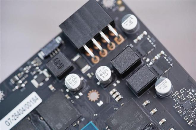 影驰RTX 5060魔刃显卡评测：SFF-Ready甜点 小型机箱也有不错的游戏性能