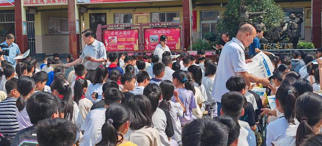 百校播种“立德”新苗 《阳光少年报》照亮南召学子求知路