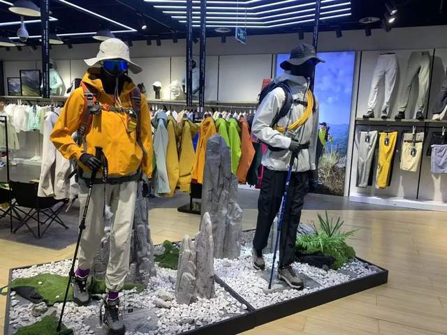 开在始祖鸟对面的店，闷声发大财